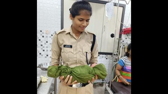 RPF constable, Mamta Dangi, with the new-born at Diva railway station on Wednesday. (HT PHOTO)