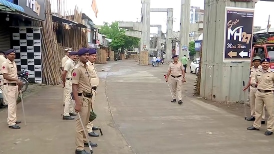 Police personnel keep vigil ahead of 'Shradhanjali Sabha' of Umesh Kolhe who was killed for alleged social media post backing Nupur Sharma in Amravati.(ANI) Police personnel keep vigil ahead of 'Shradhanjali Sabha' of Umesh Kolhe who was killed for alleged social media post backing Nupur Sharma in Amravati.(ANI)