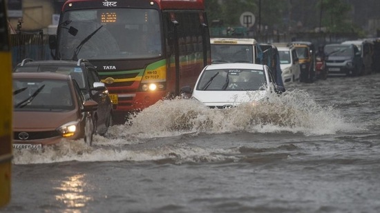 Mumbai, India - July 05, 2022: Vehicles wade through waterlogged road due to incessant rain since morning at Kurla, in Mumbai, India, on Tuesday, July 05, 2022. (Photo by Satish Bate/Hindustan Times) (Satish Bate/HT PHOTO)(HT_PRINT)