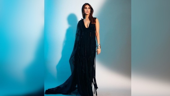 Vaani Kapoor's outfit comprises a top which has fringes flowing to her ankles, flared pants and an embroidered dupatta.(Instagram/@_vaanikapoor_)