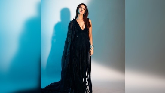 Vaani Kapoor kept her makeup subtle with winged eyes and glossy nude lips.(Instagram/@_vaanikapoor_)