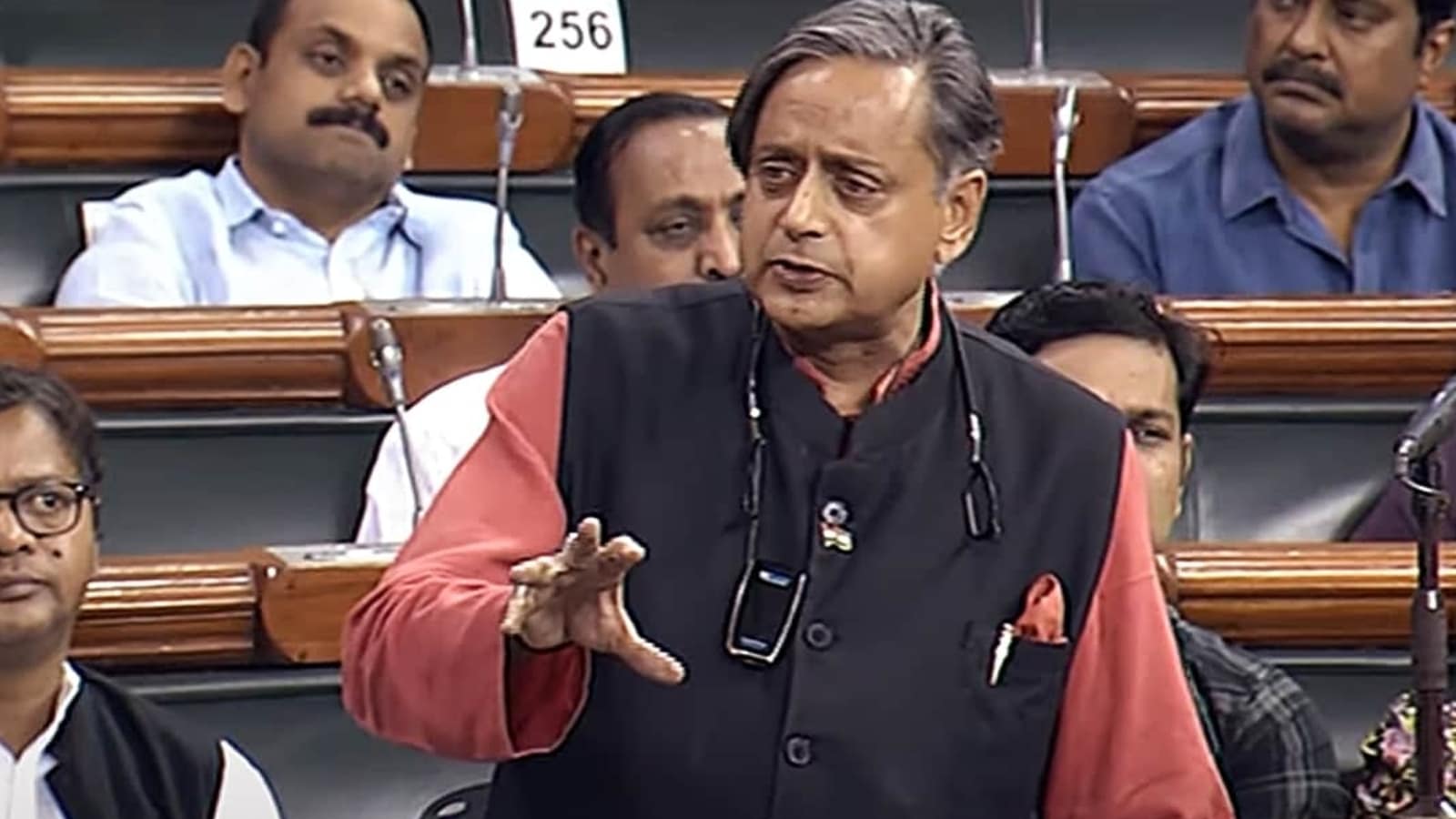 Cheap politics”: Shashi Tharoor breaks silence on viral photos with Mahua  Moitra 