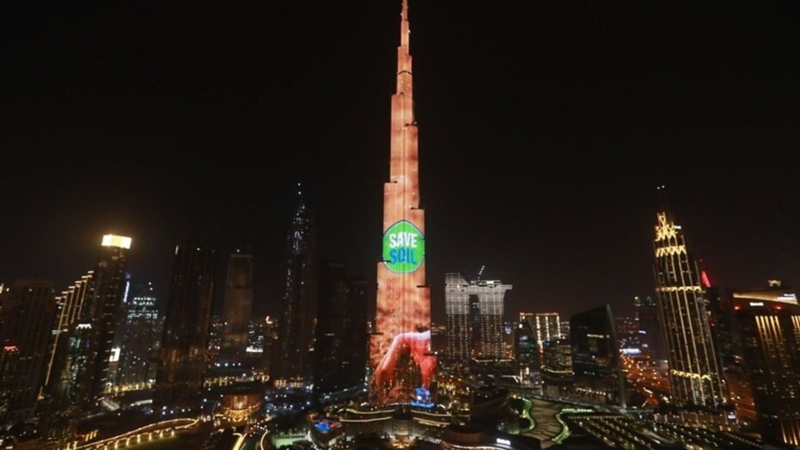 Дубай бурдж халифа 2024. Бурдж Халифа. Бурдж Халифа ночью. Бурдж Халифа и человек. Бурдж-Халифа Дубай фото.