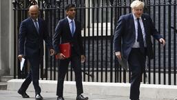 (Da esquerda para a direita) O ex-secretário de saúde britânico Sajid Javid, ex-chanceler do tesouro Rishi Sunak e o primeiro-ministro interino Boris Johnson chegam ao n.º 9 de Downing Street para uma entrevista coletiva em 7 de maio de 2021. O concurso para suceder o primeiro-ministro britânico Boris Johnson não tem um candidato único, mas há muitos candidatos proeminentes.  (AP)