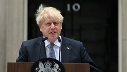 O primeiro-ministro britânico, Boris Johnson, faz uma declaração do lado de fora da 10 Downing Street, no centro de Londres.  Johnson deixou o cargo de líder do partido conservador, após três anos tumultuados no cargo, marcados pelo Brexit, Covid e escândalos crescentes. 