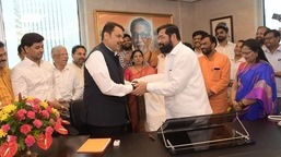 Maharashtra CM Eknath Shinde (right) with deputy CM Devendra Fadnavis. (twitter.com/mieknathshinde)