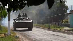 Soldados ucranianos montam um veículo blindado na estrada principal para Lysychansk, na região leste de Donbas, na Ucrânia, em 26 de junho de 2022.