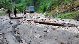 Incessant rainfall has increased the water levels of Beas, Parbati, Sarvari, Manalsu, Allain and other rivers and rivulets in the hill state. (HT Photo)