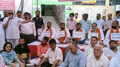 BJP district president Pushpinder Singal, among other leaders, participated in the protest outside Ludhiana MC’s Zone-A office and said they would support to the employees in their fight to get their genuine demand fulfilled. (HT PHOTO)