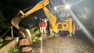 Firebrigade and PMC officials workers clear the road with the help of a crane after a rock sliding incident at old Katraj ghat in Pune, on Wednesday. (HT)