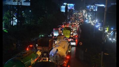 Traffic congestion near Vihang Inn on Ghodbunder Road in Thane on Thursday evening. Motorists have to put up with traffic snarls in Thane on a regular basis. (PRAFUL GANGURDE/HT PHOTO) Traffic congestion near Vihang Inn on Ghodbunder Road in Thane on Thursday evening. Motorists have to put up with traffic snarls in Thane on a regular basis. (PRAFUL GANGURDE/HT PHOTO)