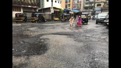 he potholes on Tilak Chowk Road in Kalyan have been filled by the KDMC after two senior citizens suffered injuries from fall. (PRAMOD TAMBE/HT PHOTO)