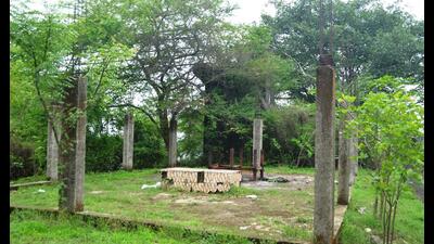 The lone crematorium of Ambivli village in the Kalyan Dombivli Municipal Corporation limits. (PRAMOD TAMBE/HT PHOTO) The lone crematorium of Ambivli village in the Kalyan Dombivli Municipal Corporation limits. (PRAMOD TAMBE/HT PHOTO)