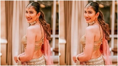 “Dear lehenga, you made me pose,” Sonnalli wrote a note for her gorgeous lehenga in the caption. (Instagram/@sonnalliseygall)