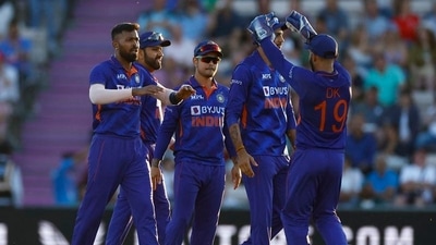India's Hardik Pandya celebrates with teammates after taking the wicket of England's Jason Roy&nbsp; (Action Images via Reuters)