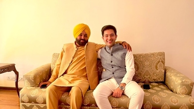 AAP MP Raghav Chadha also reached the Punjab CM's residence to take part in the wedding festivities. He shared a photo with Mann on Twitter captioned ‘My friend’s wedding' in Punjabi. (Twitter/ @raghav_chadha) AAP MP Raghav Chadha also reached the Punjab CM's residence to take part in the wedding festivities. He shared a photo with Mann on Twitter captioned ‘My friend’s wedding' in Punjabi. (Twitter/ @raghav_chadha)