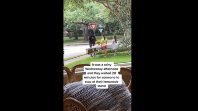 The man stopped at a lemonade stand and bought many things from the little girls. (majicallynews/Instagram) The man stopped at a lemonade stand and bought many things from the little girls. (majicallynews/Instagram)