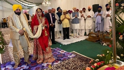 Images of the wedding ceremony showed the Punjab CM wearing a yellow turban and Dr Gurpreet dressed in a traditional red wedding gown. (HT image) Images of the wedding ceremony showed the Punjab CM wearing a yellow turban and Dr Gurpreet dressed in a traditional red wedding gown. (HT image)