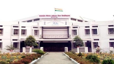 Lallan Kumar, assistant professor of Hindi at Nitishwar College in Muzaffarpur, tried to create a flutter by offering to return his 33-month salary, amounting to  ₹23.8-lakh to the BRA Bihar University (HT file photo)
