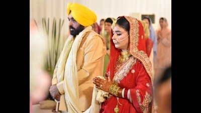 Punjab chief minister Bhagwant Mann and Dr Gurpreet Kaur during their wedding ceremony in Chandigarh on Thursday. (Hindustan Times) Punjab chief minister Bhagwant Mann and Dr Gurpreet Kaur during their wedding ceremony in Chandigarh on Thursday. (Hindustan Times)