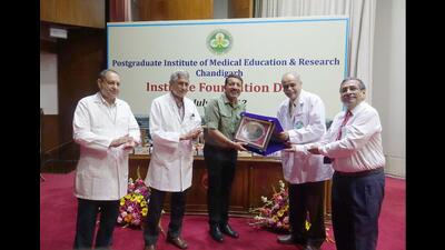 Chief guest Ajeet Bajaj (centre) being presented a memento by PGIMER director Dr Vivek Lal at the institute’s 59th Foundation Day celebrations in Chandigarh on Thursday. (HT Photo) Chief guest Ajeet Bajaj (centre) being presented a memento by PGIMER director Dr Vivek Lal at the institute’s 59th Foundation Day celebrations in Chandigarh on Thursday. (HT Photo)