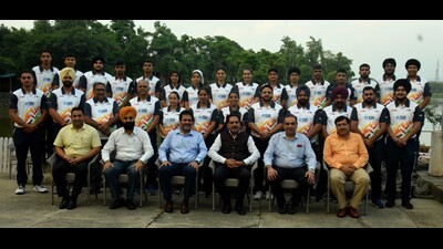 City’s sportspersons who won 16 medals at the recently concluded Khelo India Youth Games after the felicitation ceremony at the Chandigarh Lake Sports Complex on Thursday. (HT Photo)