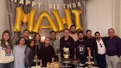 Rishabh Pant poses with MS Dhoni's family and friends (Sakshi/Instagram)