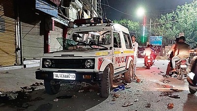 Residents protesting murder, cops clash; 4 officers hurt (HT Photo)