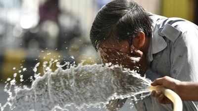 Capital’s dry spell drives up mercury, discomfort (Raj K Raj/HT PHOTO)