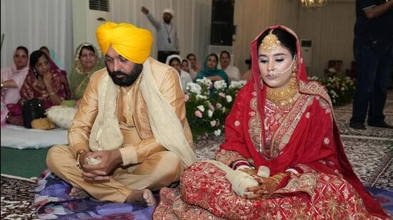Punjab chief minister Bhagwant Mann with his bride Dr Gurpreet Kaur at their wedding at his official residence in Chandigarh on Thursday. Aam Aadmi Party (AAP) leaders Arvind Kejriwal and Raghav Chadha were present on the occasion. (HT Photo)