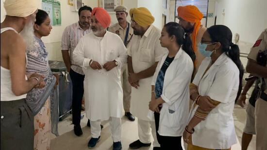 Punjab health minister Chetan Singh Jouramajra talking to patients at Dera Bassi civil hospital during an inspection. (HT Photo)
