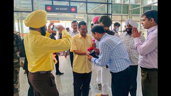 Delhi chief minister and AAP national convener Arvind Kejriwal being received at the Chandigarh airport before heading for Bhagwant Mann’s residence to attend the wedding. (Twitter)