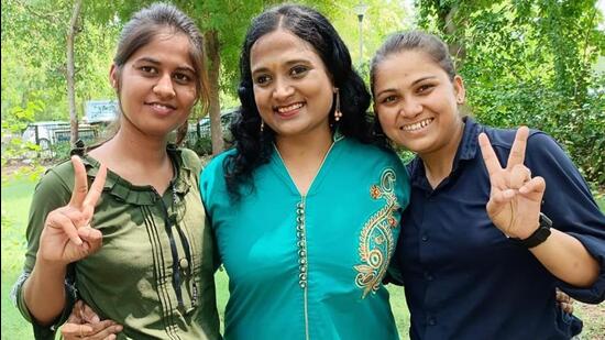 Samta is a free bird after annulment of child marriage. (HT photo | Left to right- Samta, Kriti Bharti and Rekha (Samta’s friend))