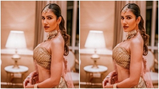 Sonnalli paired a golden embellished blouse that came with one sleeveless shoulder with a long flowy ivory white skirt with intricate decorations in golden sequins. She added a blush pink dupatta with golden zari details and completed her look.(Instagram/@sonnalliseygall)