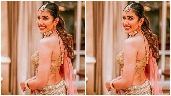 “Dear lehenga, you made me pose,” Sonnalli wrote a note for her gorgeous lehenga in the caption.(Instagram/@sonnalliseygall)