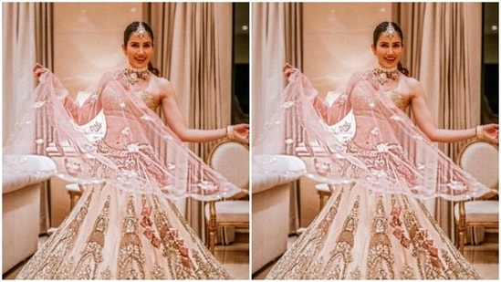 Sonnalli opted for a minimal makeup look to complement her attire. In smokey eyeshadow, black eyeliner, black kohl, mascara-laden eyelashes, drawn eyebrows, contoured cheeks and a shade of maroon lipstick, Sonnalli aced the wedding look to perfection.(Instagram/@sonnalliseygall)