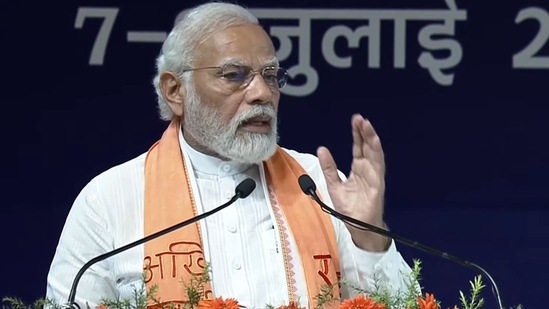 PM Modi addresses the inaugural event of the seminar in Varanasi.(HT Photo) PM Modi addresses the inaugural event of the seminar in Varanasi.(HT Photo)