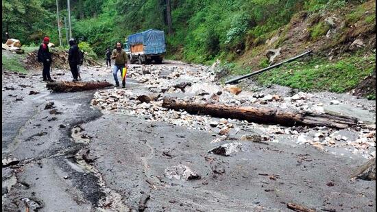 Incessant rainfall has increased the water levels of Beas, Parbati, Sarvari, Manalsu, Allain and other rivers and rivulets in the hill state. (HT Photo)