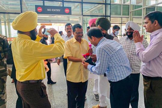 Delhi chief minister and AAP national convener Arvind Kejriwal being received at the Chandigarh airport before heading for Bhagwant Mann’s residence to attend the wedding. (Twitter) Delhi chief minister and AAP national convener Arvind Kejriwal being received at the Chandigarh airport before heading for Bhagwant Mann’s residence to attend the wedding. (Twitter)