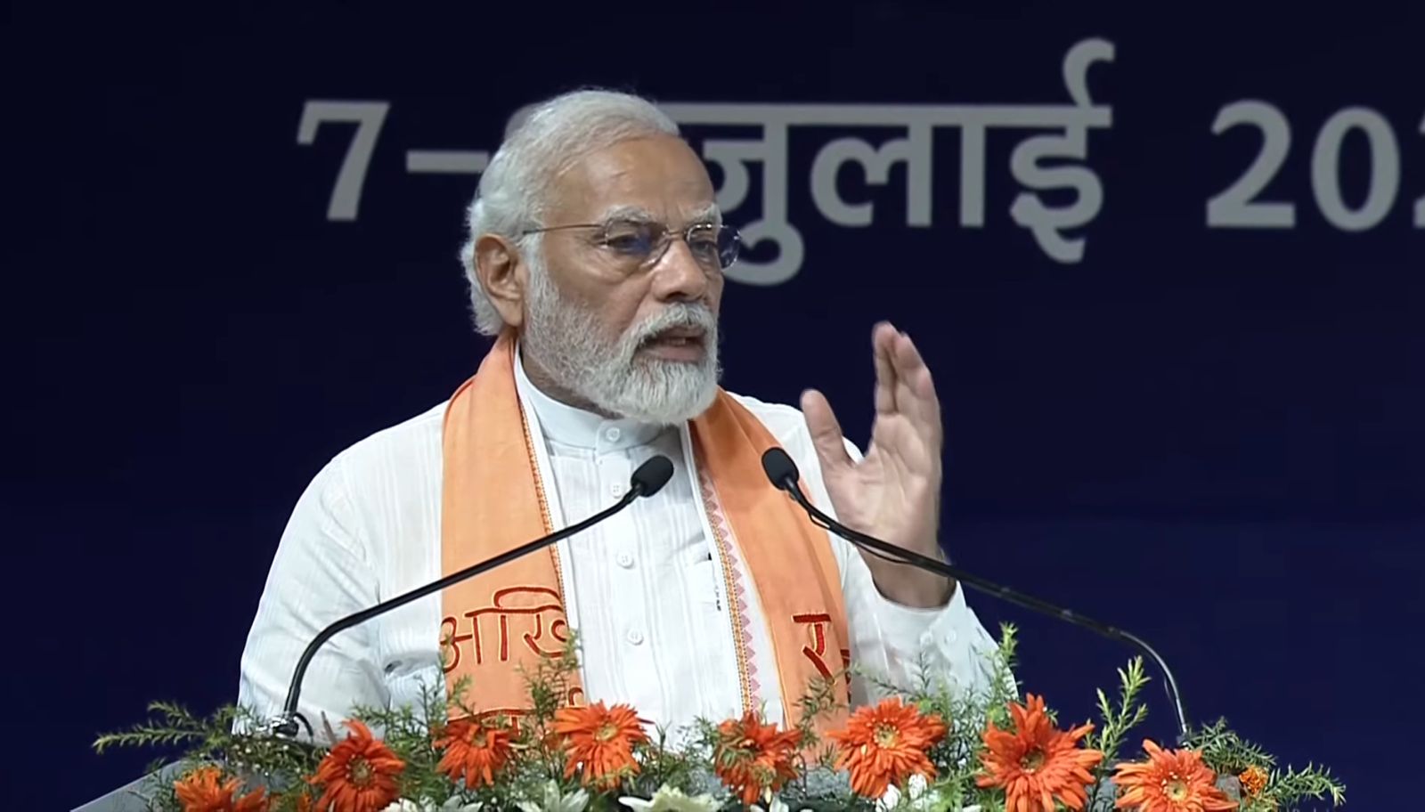 PM Modi addresses the inaugural event of the seminar in Varanasi. (HT Photo) PM Modi addresses the inaugural event of the seminar in Varanasi. (HT Photo)