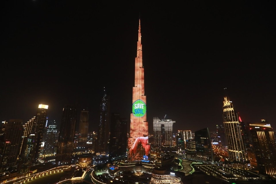 The spectacular 2-minute light and laser show projected Sadhguru’s Save Soil message, voices of support from global leaders, scientists, celebrities; and glimpses from Sadhguru’s historic motorcycle journey.