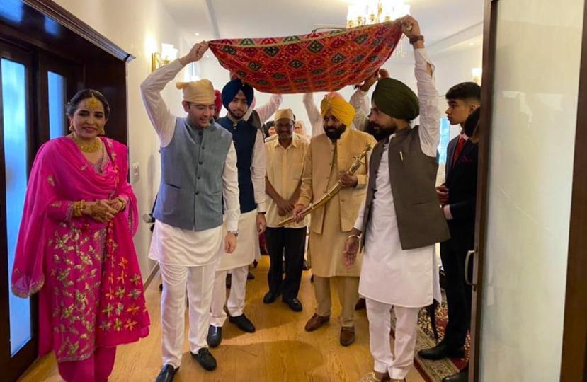 Punjab chief minister Bhagwant Mann (holding sword) being escorted by AAP leaders Arvind Kejriwal and MP Raghav Chadha for the wedding ceremony at his official residence in Chandigarh on Thursday as his sister Manpreet Kaur looks on. (HT Photo) Punjab chief minister Bhagwant Mann (holding sword) being escorted by AAP leaders Arvind Kejriwal and MP Raghav Chadha for the wedding ceremony at his official residence in Chandigarh on Thursday as his sister Manpreet Kaur looks on. (HT Photo)