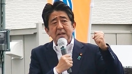 Nesta imagem de um vídeo, o ex-primeiro-ministro do Japão, Shinzo Abe, faz um discurso de campanha em Nara, oeste do Japão, pouco antes de ser baleado na sexta-feira, 8 de julho de 2022. (Kyodo News via AP)