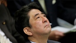 Shinzo Abe ouve uma pergunta durante uma reunião do comitê de orçamento no Parlamento em Tóquio.  (Foto AP/Itsuo Inouyek, Arquivo)