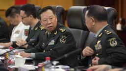 O general do Exército de Libertação Popular da China (PLA) Li Zuocheng (centro) exigiu que os EUA cessem as forças armadas "conluio" com Taiwan durante uma reunião virtual entre os chefes de gabinete conjuntos dos dois países, cuja relação se tornou cada vez mais conturbada.  (AP/ARQUIVO)