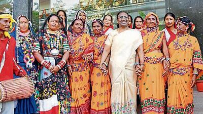 NDA presidential candidate Droupadi Murmu posing with artistes wearing traditional attires, on her arrival, at Naimisharanya Guest House, in Lucknow on Friday. (HT PHOTO) NDA presidential candidate Droupadi Murmu posing with artistes wearing traditional attires, on her arrival, at Naimisharanya Guest House, in Lucknow on Friday. (HT PHOTO)