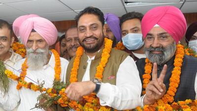 Despite joining the BJP and the Congress having the majority in the 50-member Mohali MC House, Amarjit Singh Sidhu (centre) continues to hold the mayor’s seat, purportedly with the support of the Congress councillors, who are said to have been convinced by senior deputy mayor Amrik Singh Somal (left) and deputy mayor Kuljeet Singh Bedi (right). (HT File Photo) Despite joining the BJP and the Congress having the majority in the 50-member Mohali MC House, Amarjit Singh Sidhu (centre) continues to hold the mayor’s seat, purportedly with the support of the Congress councillors, who are said to have been convinced by senior deputy mayor Amrik Singh Somal (left) and deputy mayor Kuljeet Singh Bedi (right). (HT File Photo)