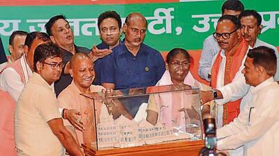 Chief minister Yogi Adityanath presenting a model of Ayodhya’s Ram temple to NDA presidential candidate Droupadi Murmu, in Lucknow on Friday. (HT PHOTO)