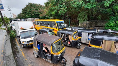 A school bus is stuck in traffic in Thane on Friday. Traffic snarls affected many school children. (PRAFUL GANGURDE/HT PHOTO) A school bus is stuck in traffic in Thane on Friday. Traffic snarls affected many school children. (PRAFUL GANGURDE/HT PHOTO)