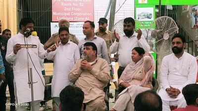 AAP MLAs meet MC employees protesting over regularisation of contractual employees outside the MC’s Zone-A office in Ludhiana. (HT PHOTO)